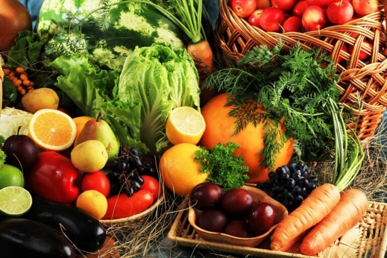Plato de comida vegetariana equilibrada con vegetales, legumbres y frutas frescas.