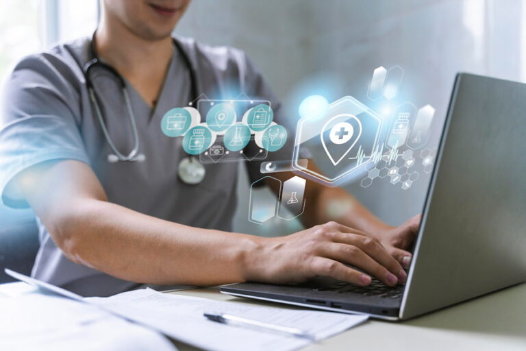 Persona consultando síntomas médicos en un smartphone con interfaz de inteligencia artificial.